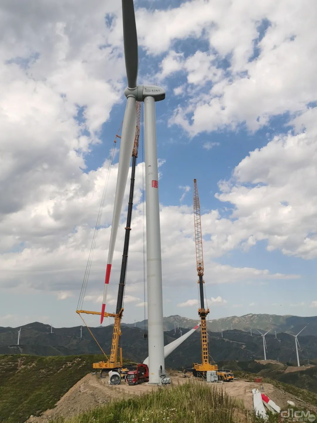 兩臺(tái)徐工超級(jí)起重機(jī)風(fēng)電吊裝作業(yè)