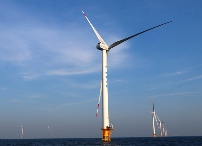 中國(guó)首臺(tái)最大陸上風(fēng)電機(jī)組甘肅吊裝成功，風(fēng)力發(fā)電邁入新里程